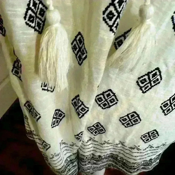 Lucky Brand ladies sleeveless blouse Large. NWT. Tassels in front V neck - Picture 5 of 12